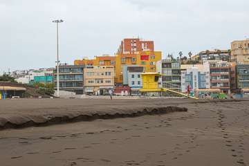 El fuerte oleaje rebana la arena de Melenara/Antonio Rico.